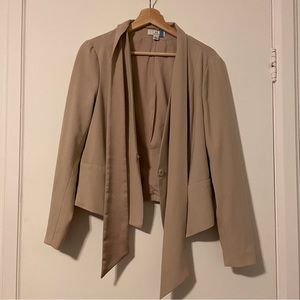 2/20$. Halston Beige Blazer